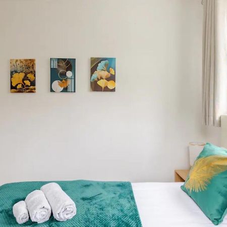 Spacious Two Bedroom Apartment In Battersea, Free Parking ลอนดอน ภายนอก รูปภาพ