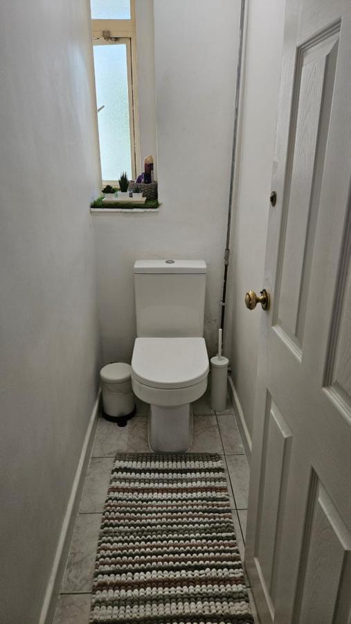 Spacious Two Bedroom Apartment In Battersea, Free Parking ลอนดอน ภายนอก รูปภาพ