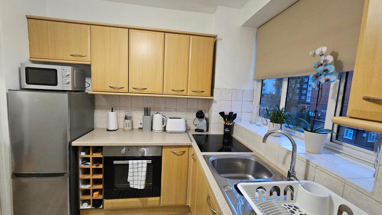 Spacious Two Bedroom Apartment In Battersea, Free Parking ลอนดอน ภายนอก รูปภาพ