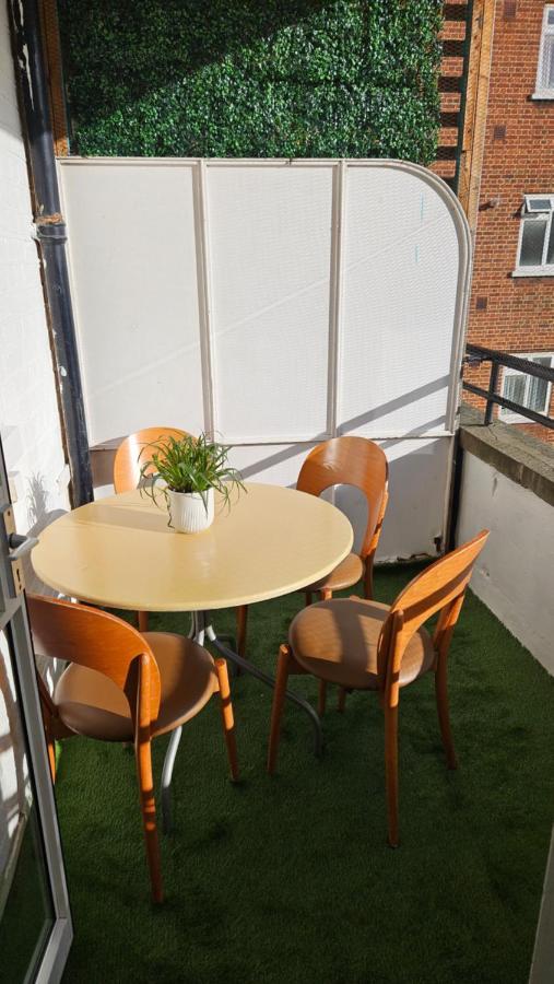 Spacious Two Bedroom Apartment In Battersea, Free Parking ลอนดอน ภายนอก รูปภาพ