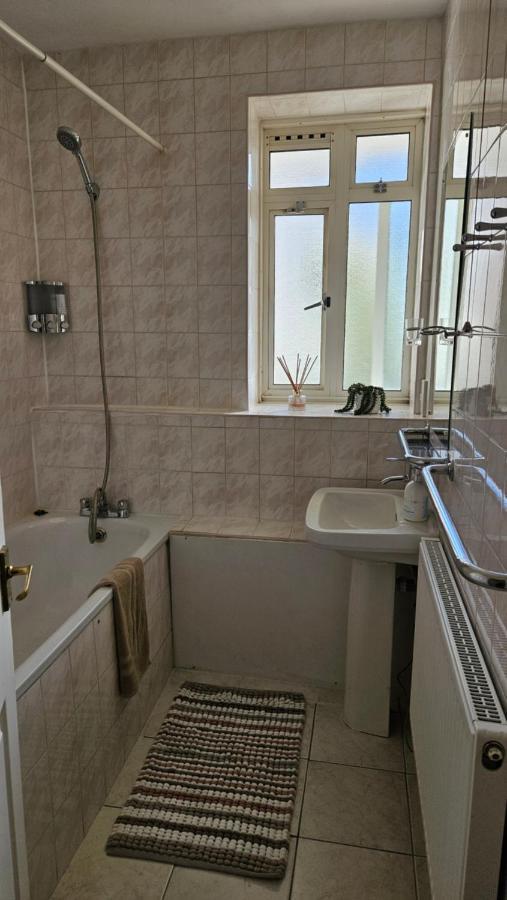 Spacious Two Bedroom Apartment In Battersea, Free Parking ลอนดอน ภายนอก รูปภาพ