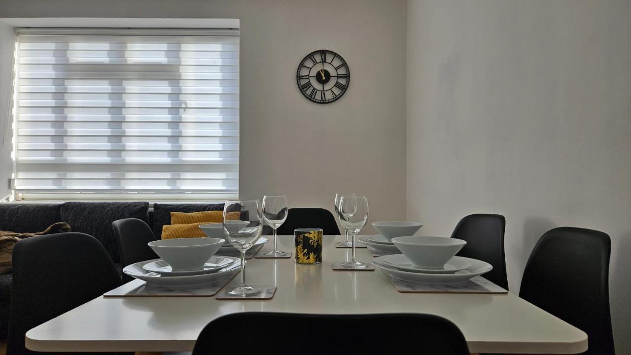 Spacious Two Bedroom Apartment In Battersea, Free Parking ลอนดอน ภายนอก รูปภาพ