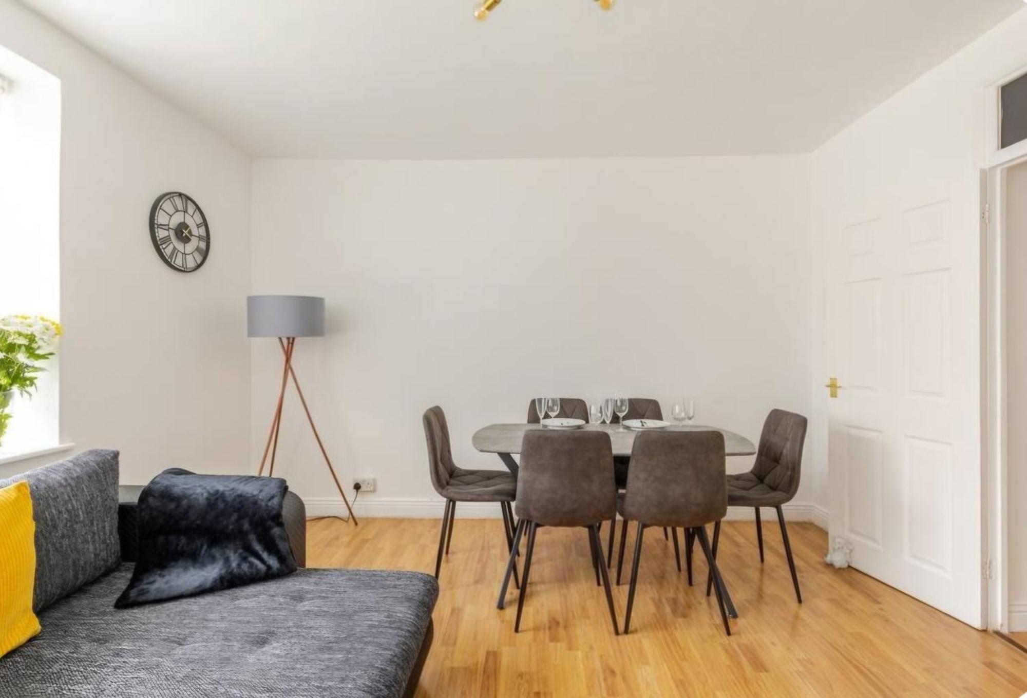 Spacious Two Bedroom Apartment In Battersea, Free Parking ลอนดอน ภายนอก รูปภาพ